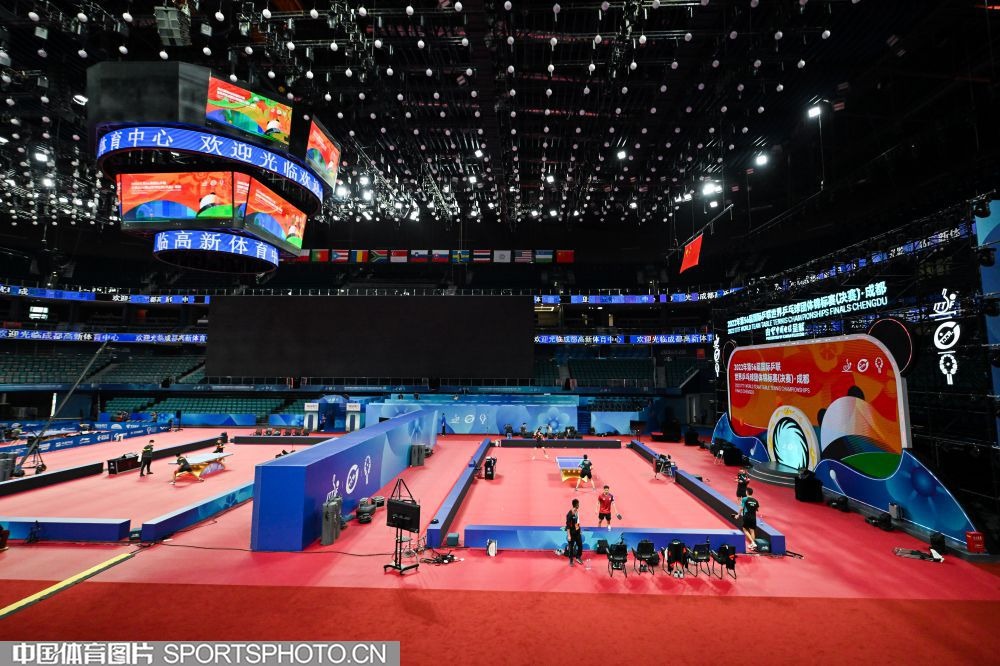 笑逐颜开！詹姆斯表扬布朗尼：保持微笑&继续前进！加油王子！